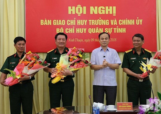 Lãnh đạo tỉnh Ninh Thuận chúc mừng các đồng chí vừa được bổ nhiệm. Ảnh báo Ninh Thuận