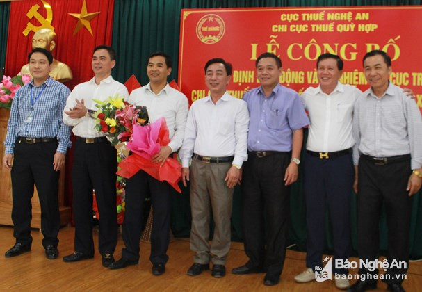 Lãnh đạo Cục Thuế Nghệ An, huyện Quỳ Hợp chúc mừng đồng chí Nguyễn Xuân Huệ. Ảnh: Phan Giang