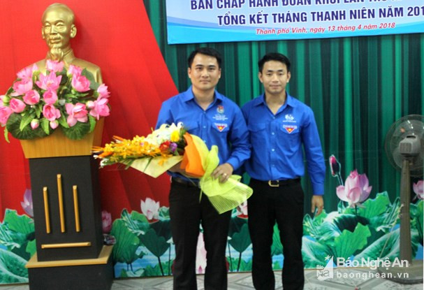 Đồng chí Nguyễn Xuân Tiệp - Phó Bí thư Tỉnh đoàn tặng hoa chúc mừng đồng chí Thái Minh Sỹ - tân Bí thư Đoàn Khối nhiệm kỳ 2017 - 2022. Ảnh: Quốc Đạt