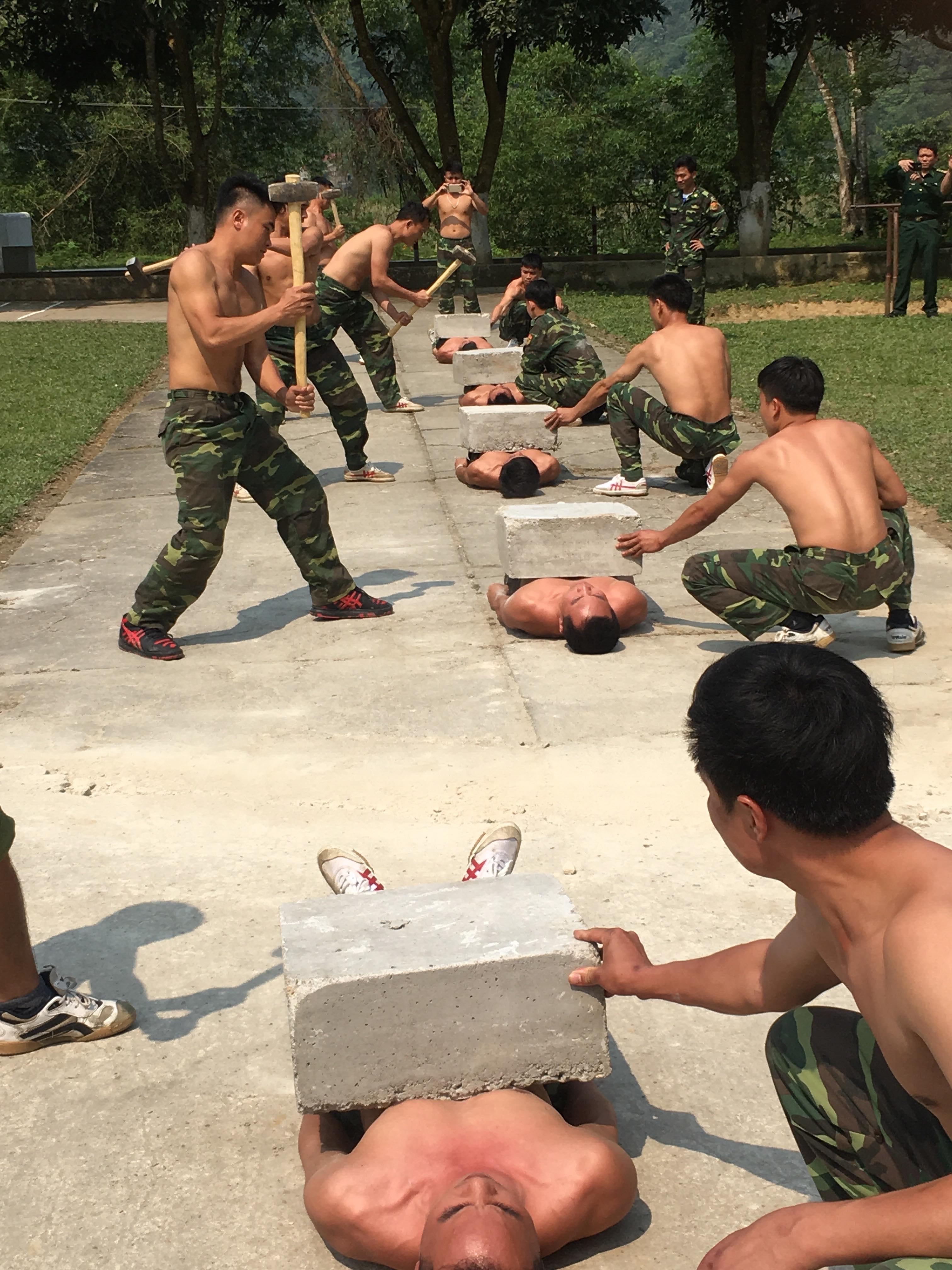 Tất cả các thành viên lớp tập huấn võ thuật của BĐBP Nghệ An đã vượt qua mọi thử thách để hôm nay tự tin “chọi đá”. Ảnh: Quân Doanh