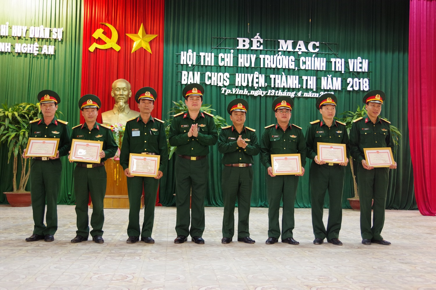 Thủ trưởng Bộ CHQS tỉnh trao Giải Nhất, Nhì, Ba cá nhân cho các đổng chí Chỉ huy trưởng, Chính trị viên có thành tích xuất sắc tại hội thi