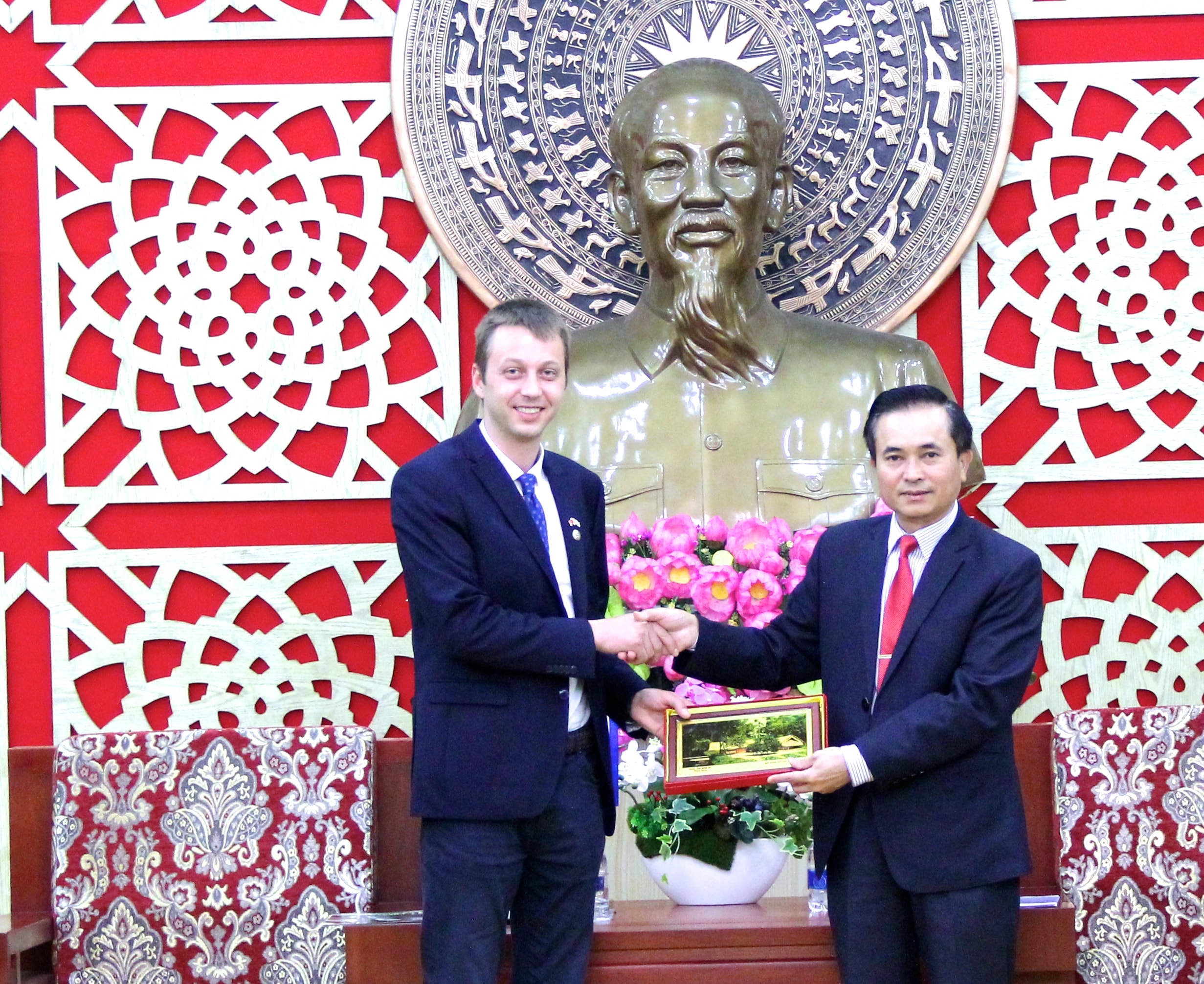 Phó Chủ tịch UBND tỉnh Lê Ngọc Hoa trao quà lưu niệm cho Phó Thị trưởng TP Edessa. Ảnh: Mỹ Nga 