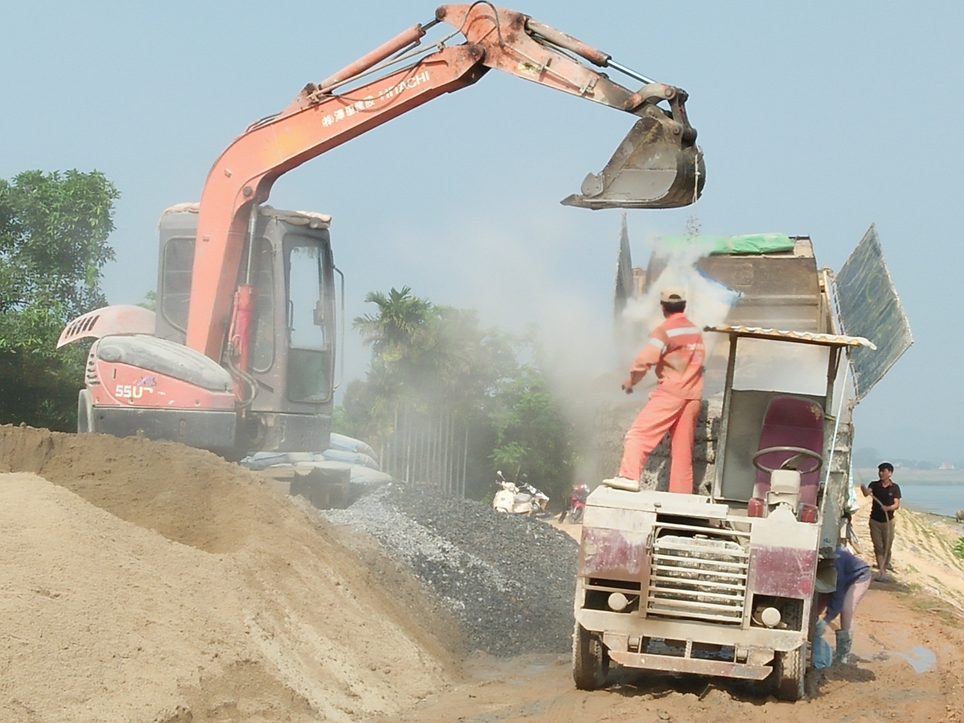 Đơn vị thi công huy động mọi nguồn lực để đẩy nhanh tiến độ thi công tuyến đường gom dân sinh. Ảnh: Hữu Thịnh