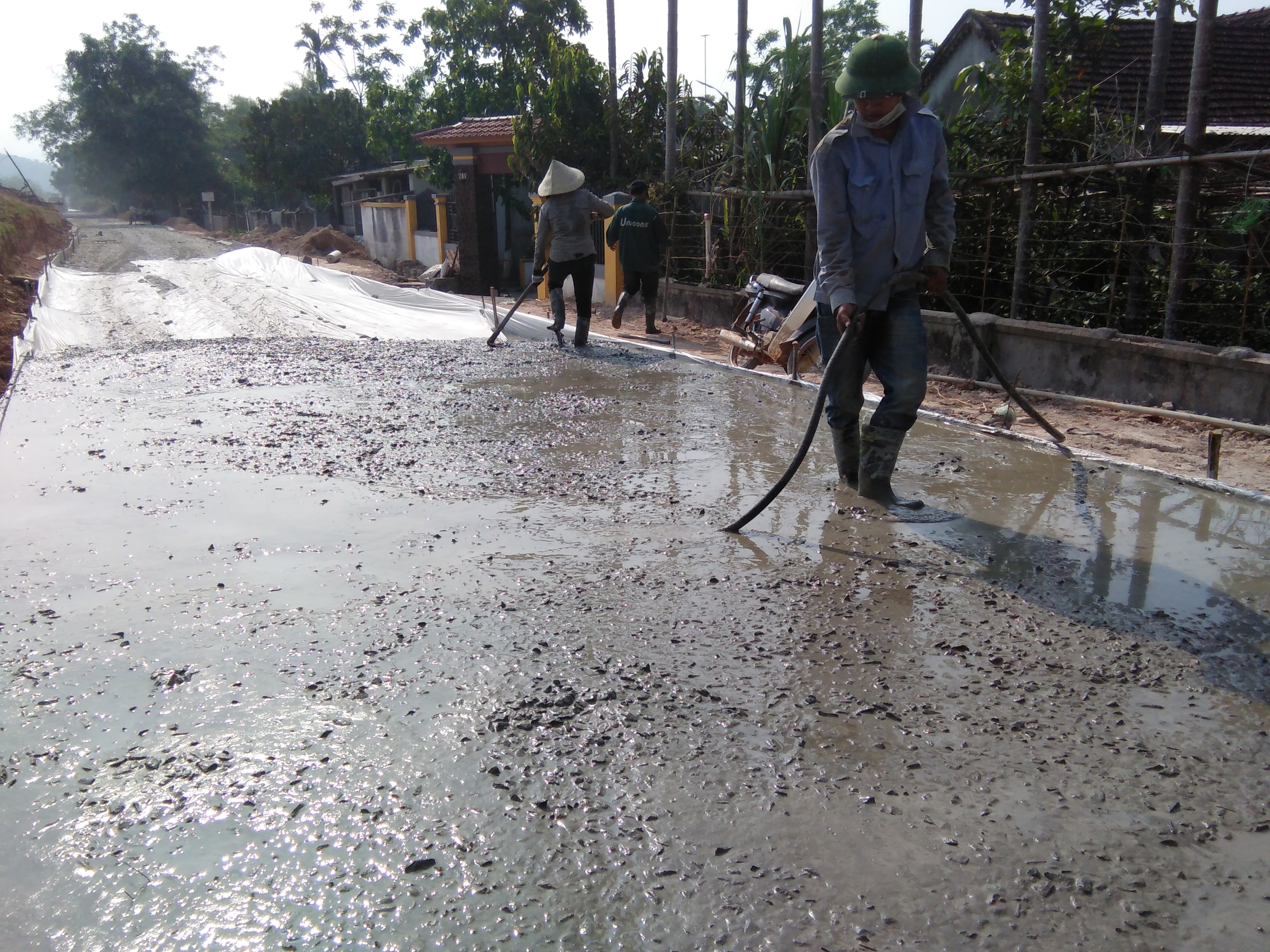 Hiện đơn vị thi công đang khẩn trương làm đường gom dân sinh rộng nền 4,5m, mặt 4,0m kết cấu đường bê tông dày 20 phân và dài 7,5 km; rộng 4m và dày 20 phân đảm bảo cho công tác ứng cứu.