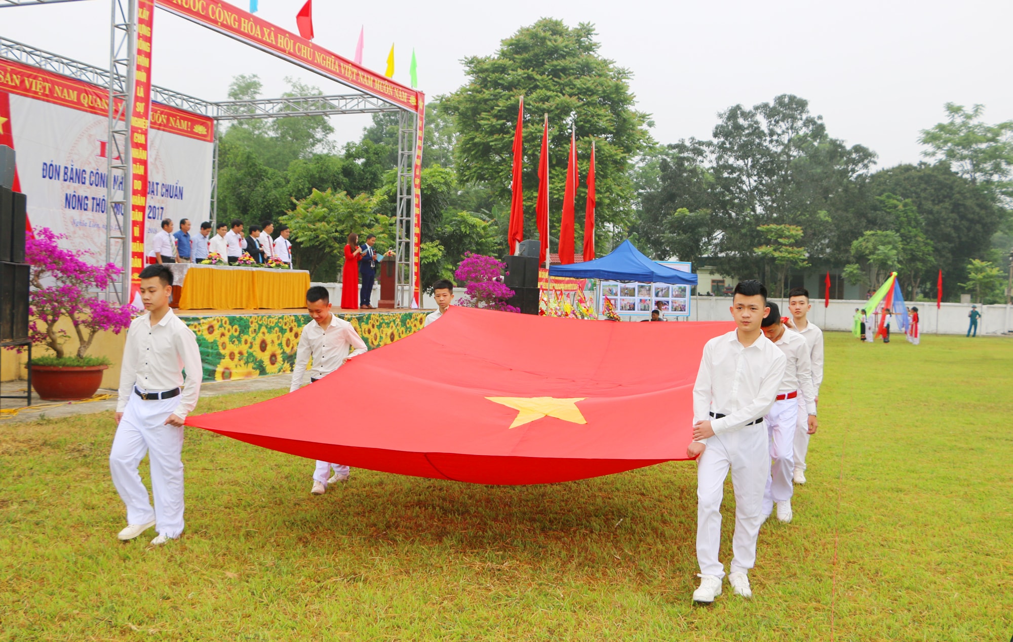 Nghi thức rước Quốc kỳ và ảnh Bác Hồ tại buổi lễ đón Bằng công nhận đạt chuẩn NTM xã Nghĩa Liên, Nghĩa Đàn. Ảnh: Nguyễn Hải