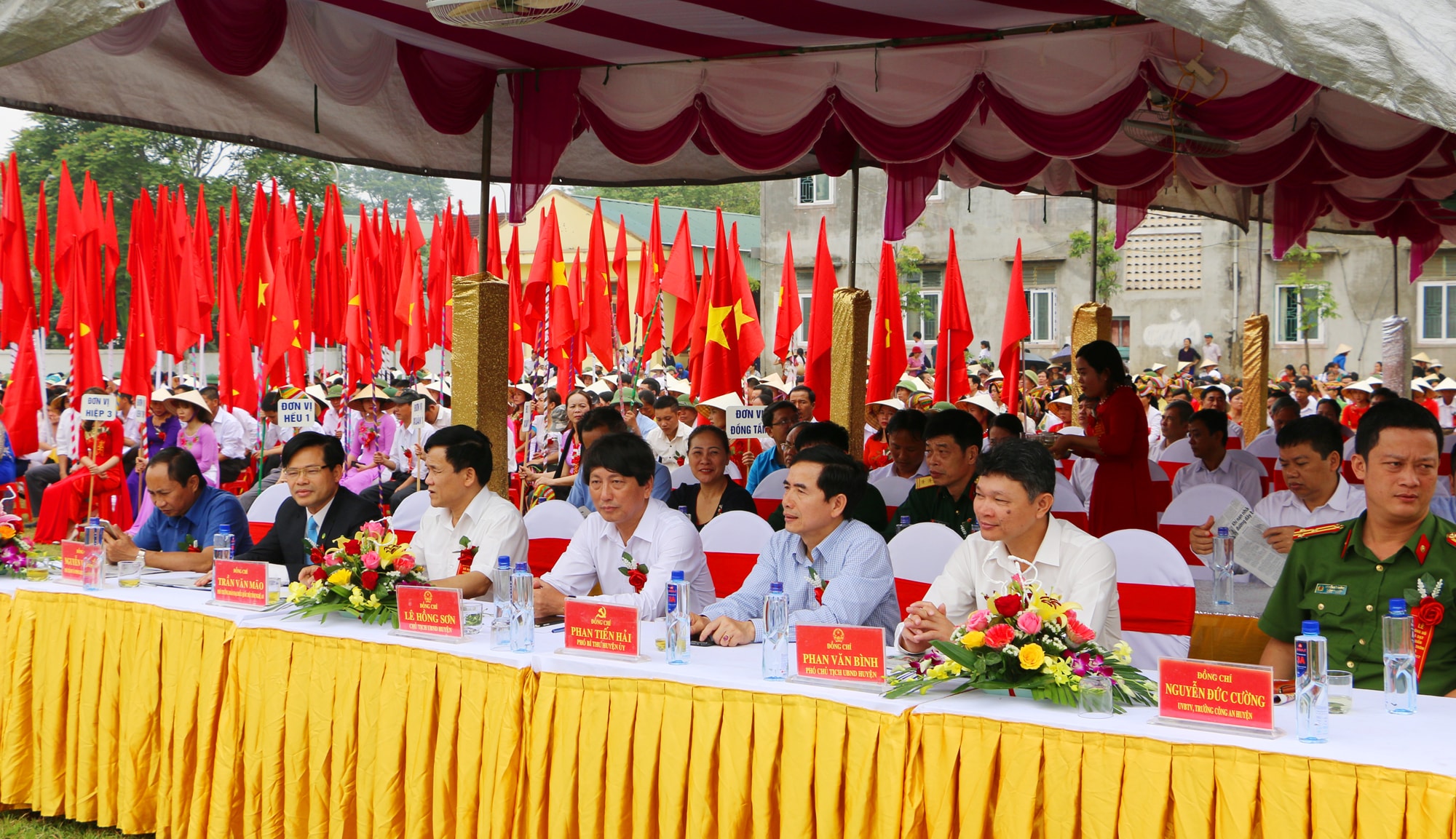 Đại diện các ban, ngành cấp tỉnh, huyện Nghĩa Đàn và các tầng lớp nhân dân dự lễ công bố và đón Bằng đạt chuẩn NTM của xã Nghĩa Liên. Ảnh Nguyễn Hải 
