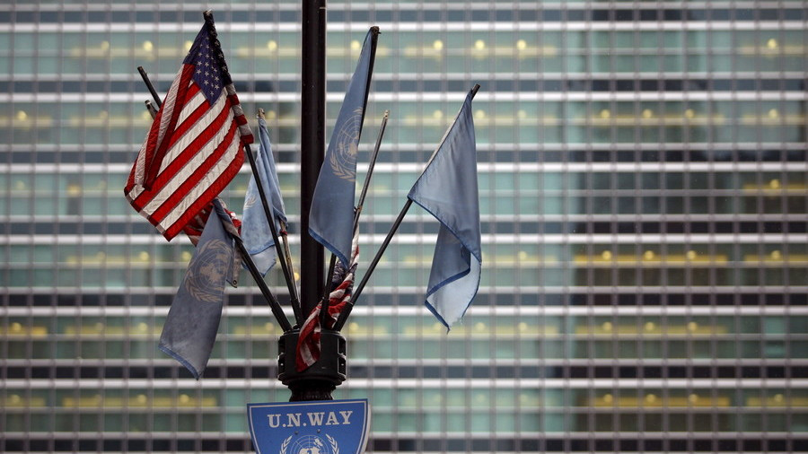 Cờ Liên Hợp quốc và cờ Mỹ treo trước trụ sở Liên Hợp quốc. Ảnh: Reuters
