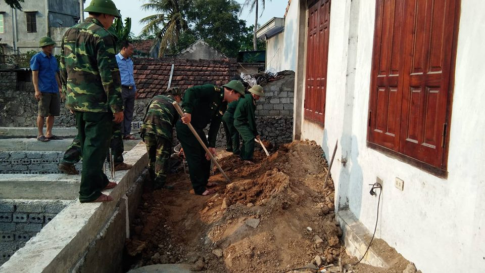 Bộ đội Đồn Biên phòng Quỳnh Thuận giúp người dân tu sửa nhà. Ảnh: Huy Thiên