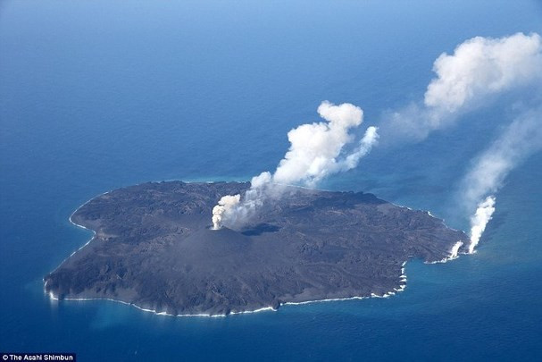 Đảo Nishinoshima thuộc quần đảo Ogasawara nằm trong khu vực phát hiện mỏ khoáng chất. (Ảnh: Asahi).