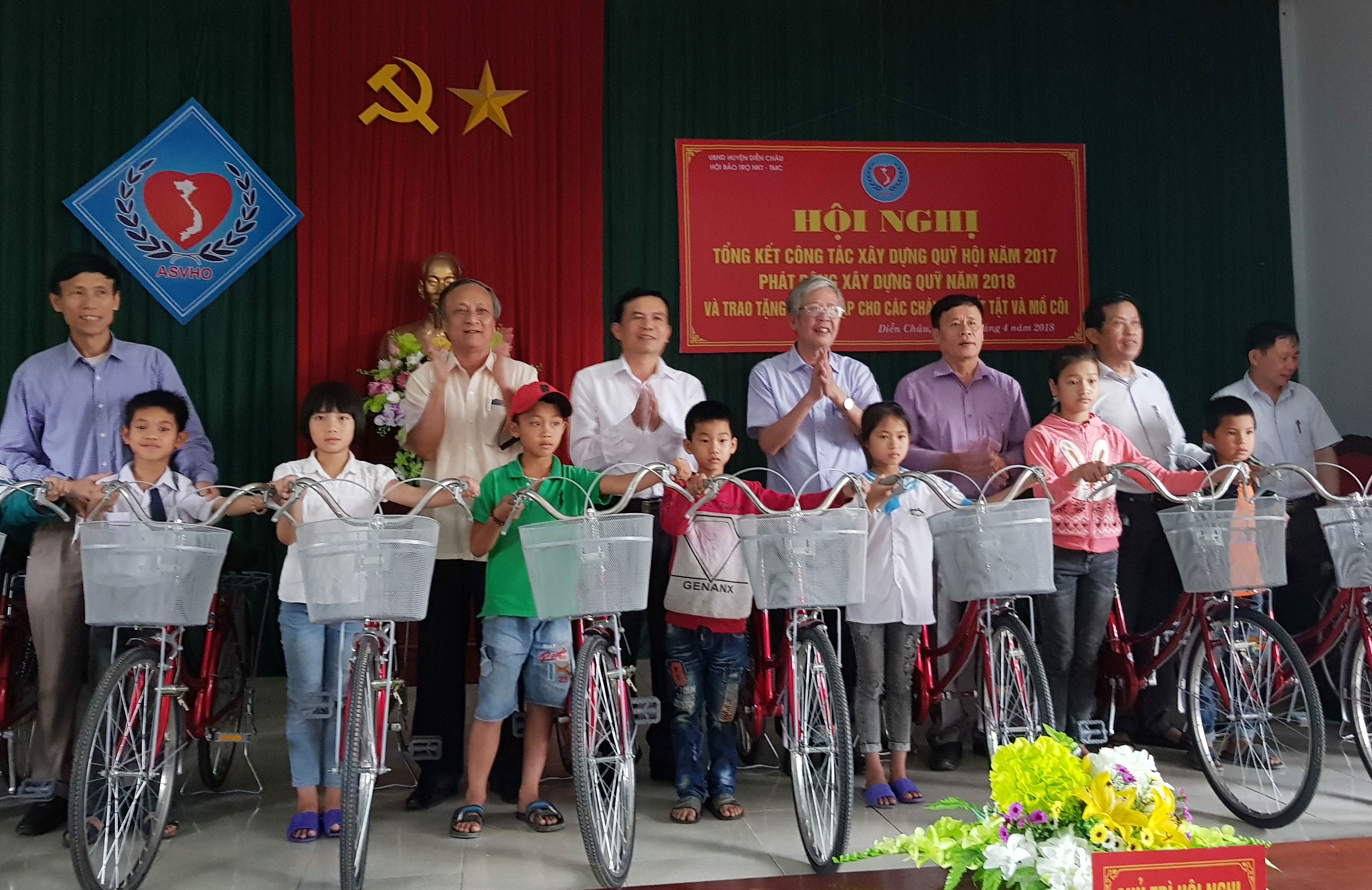 Trao tặng xe đạp cho 254 trẻ khuyết tật và mồ côi trên địa bàn huyện Diễn Châu. Ảnh: Vân Anh