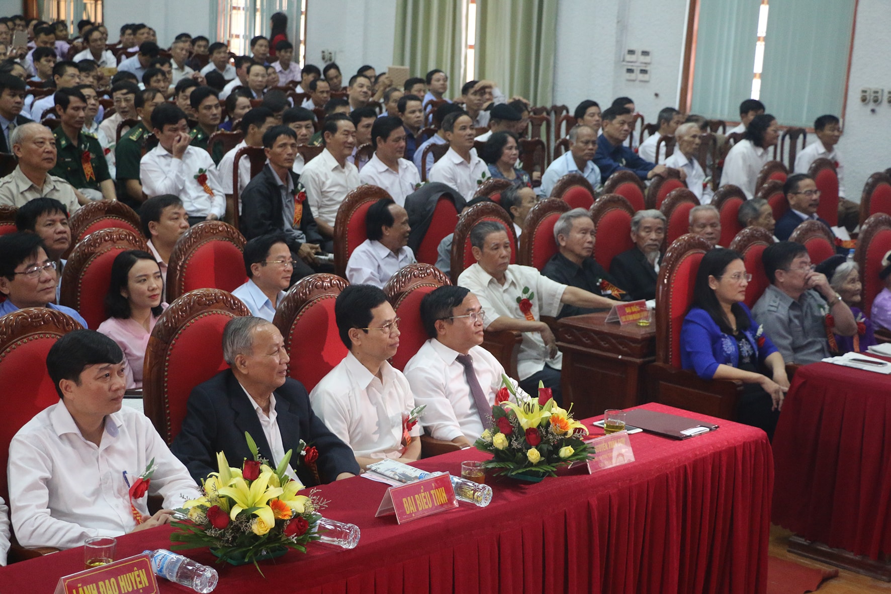 Các đại biểu tham dự buổi lễ. - Ảnh: Hữu Hoàn