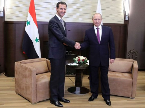 Tổng thống Nga Vladimir Putin (phải) bắt tay Tổng thống Syria Bashar al-Assad.