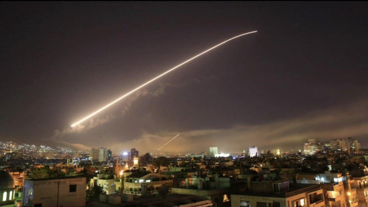 Mỹ, Anh, Pháp phóng hơn 100 quả tên lửa vào Syria.