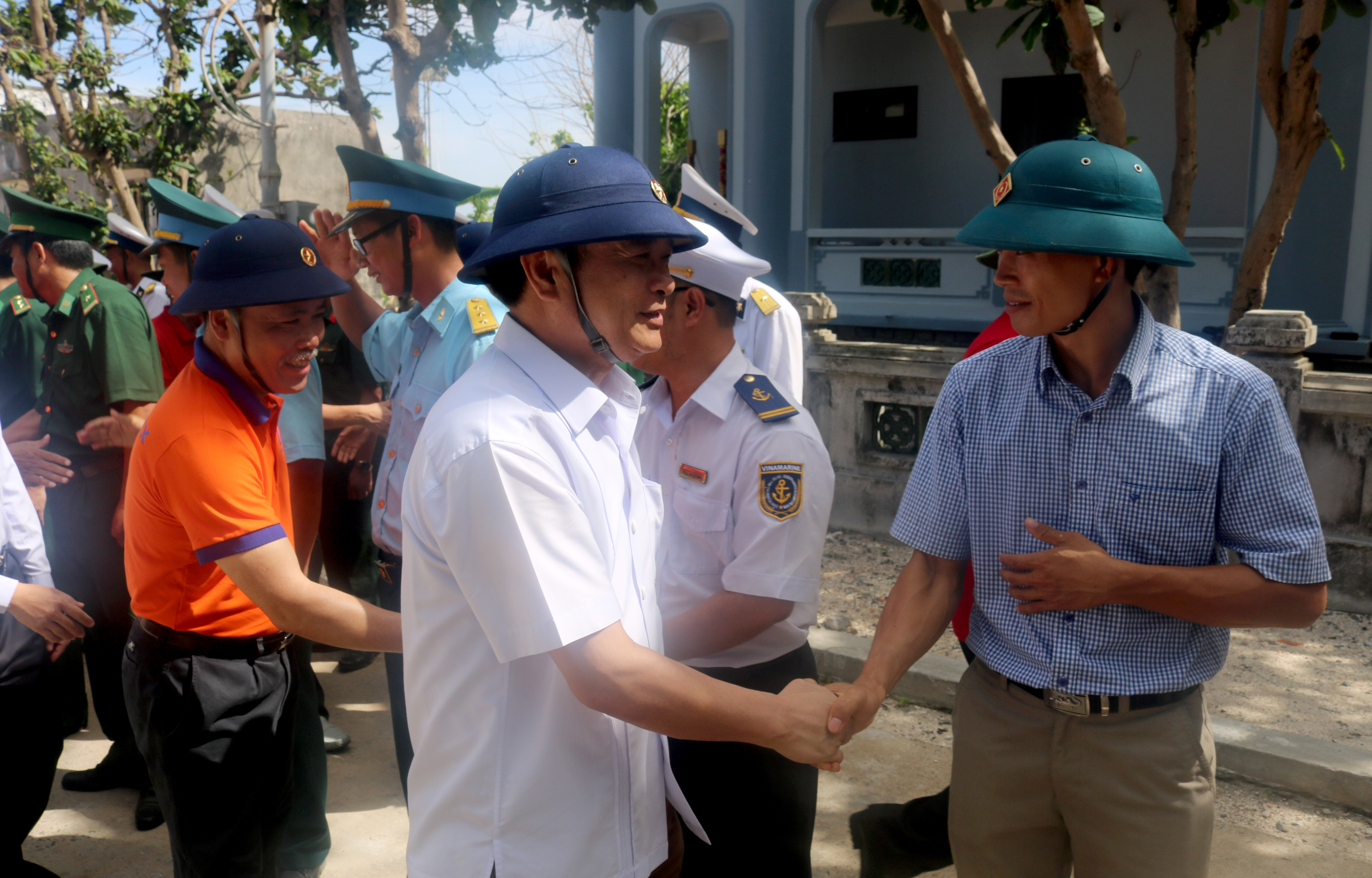 Đồng chí Hồ Phúc Hợp - Ủy viên Ban Thường vụ, Trưởng Ban Tuyên giáo Tỉnh ủy thăm hỏi quân, dân trên đảo Trường Sa lớn. Ảnh: Sỹ Thành