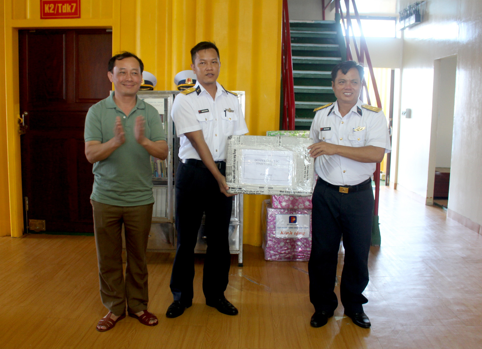 Đồng chí Phan Đức Đồng, Ủy viên BTV, Trưởng Ban Nội chính Tỉnh ủy tặng quà cho các chiến sĩ đang công tác tại Nhà giàn DK1/7