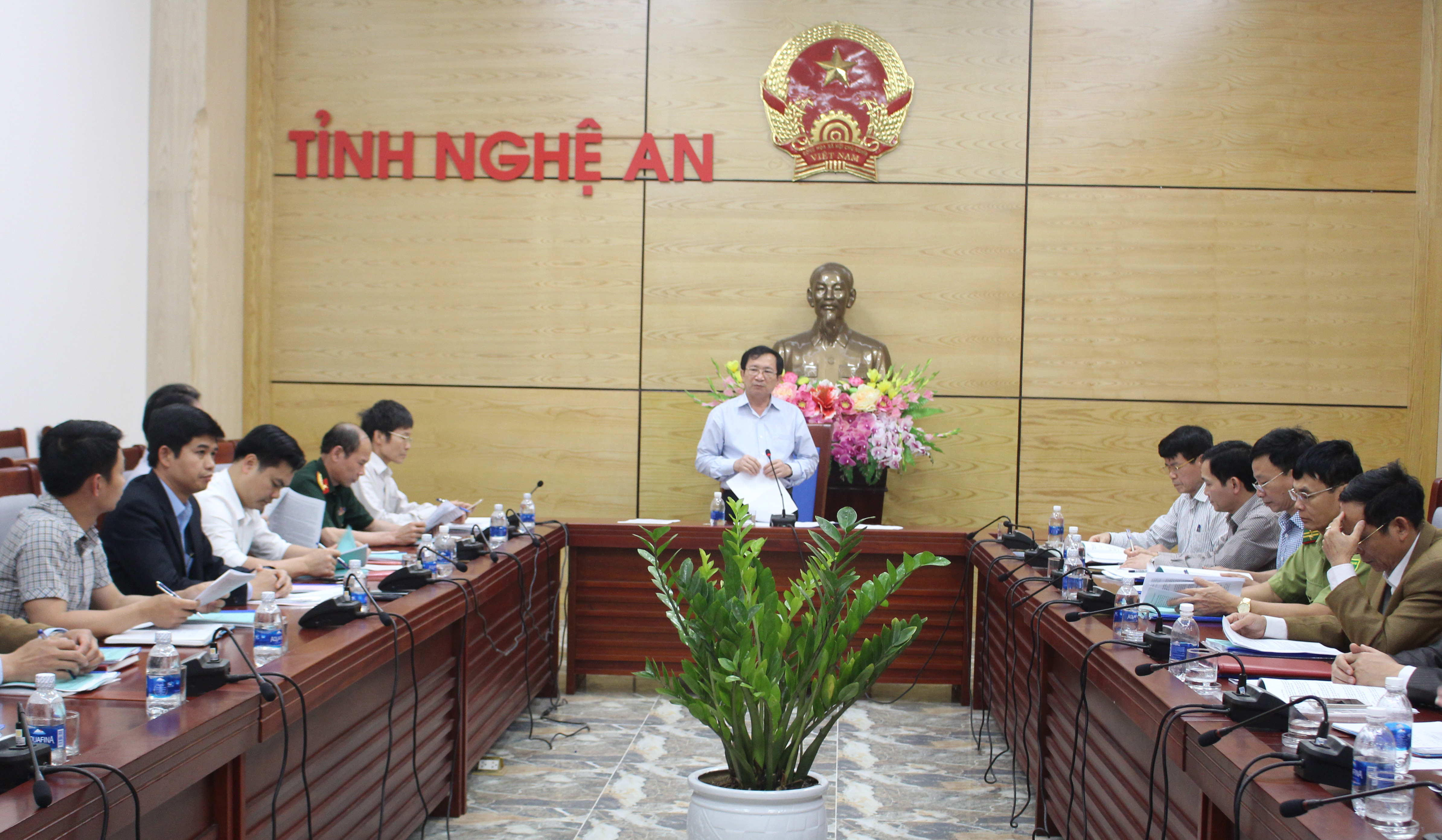 Đồng chí Đinh Viết Hồng, phó chủ tịch UBND tỉnh chủ trì buổi làm việc. Ảnh: Phú Hương