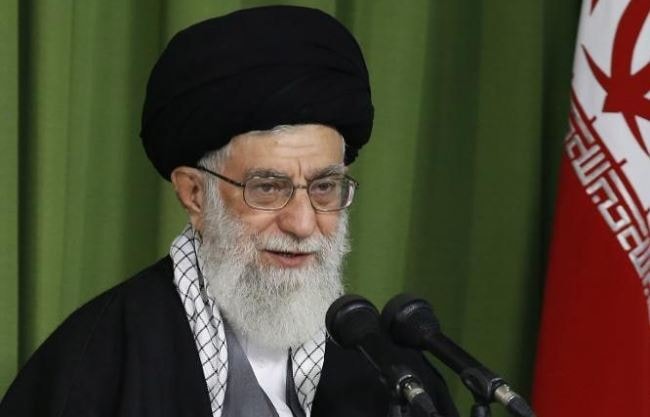 Lãnh tụ Tối cao của Iran Ayatollah Ali Khamenei gọi cuộc không kích của liên quân Mỹ-Anh-Pháp nhằm vào Damascus là một “tội ác” còn “Tổng thống Mỹ, Pháp và Thủ tướng Anh là những tội phạm”.