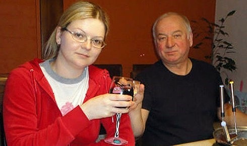 Cựu điệp viên Sergei Skripal và con gái trước khi bị đầu độc. Ảnh: TASS.