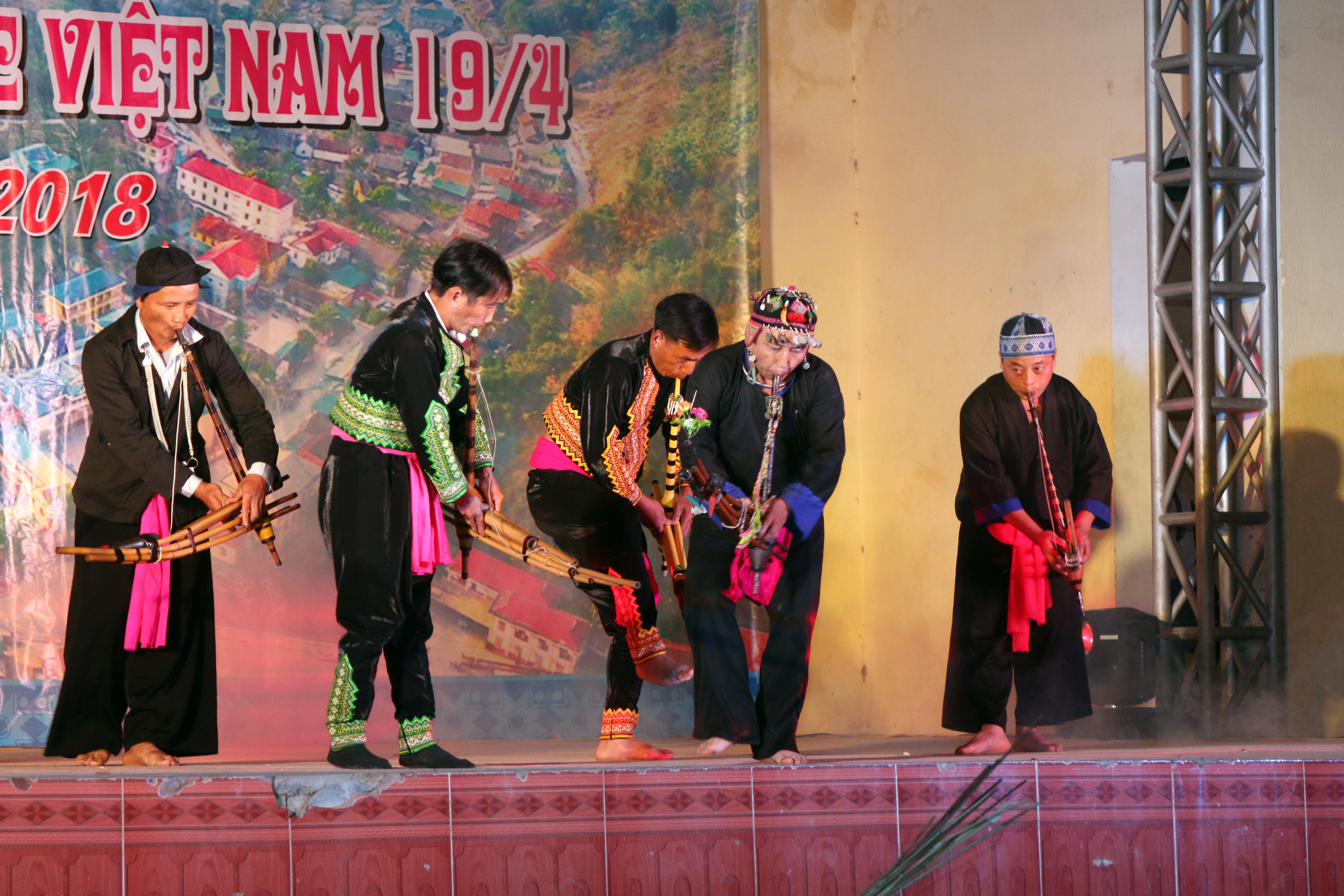 Các nghệ nhân người Mông biểu diễn tiết mục múa khèn. Ảnh: Đào Thọ