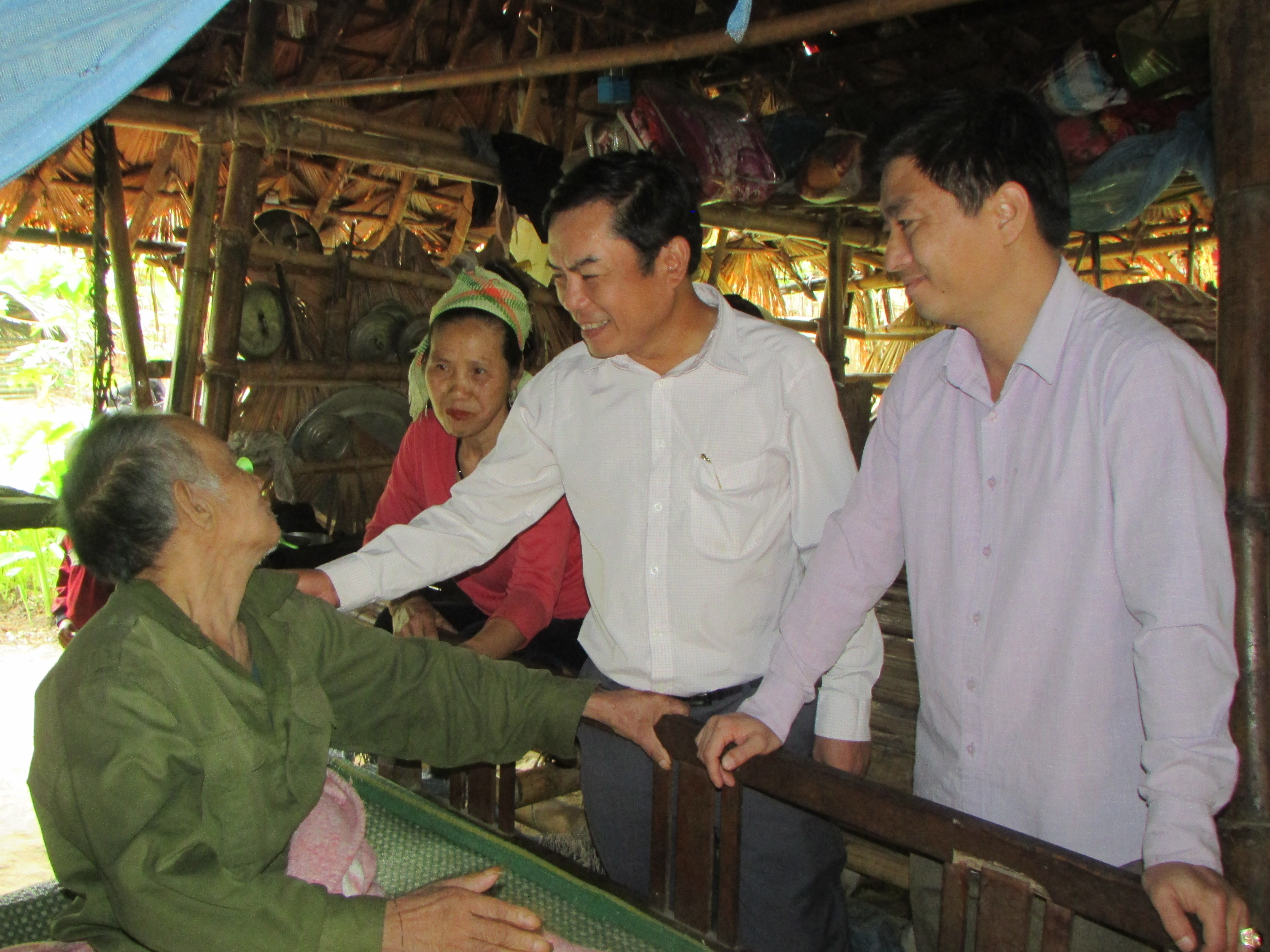 Lãnh đạo Ban Dân vận Huyện ủy Con Cuông thăm ông La Văn Bằng. Ảnh: Bá Hậu