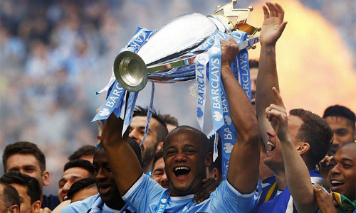 Kompany sẽ nâng cup Ngoại hạng Anh lần thứ ba cho Man City. Ảnh: Reuters.