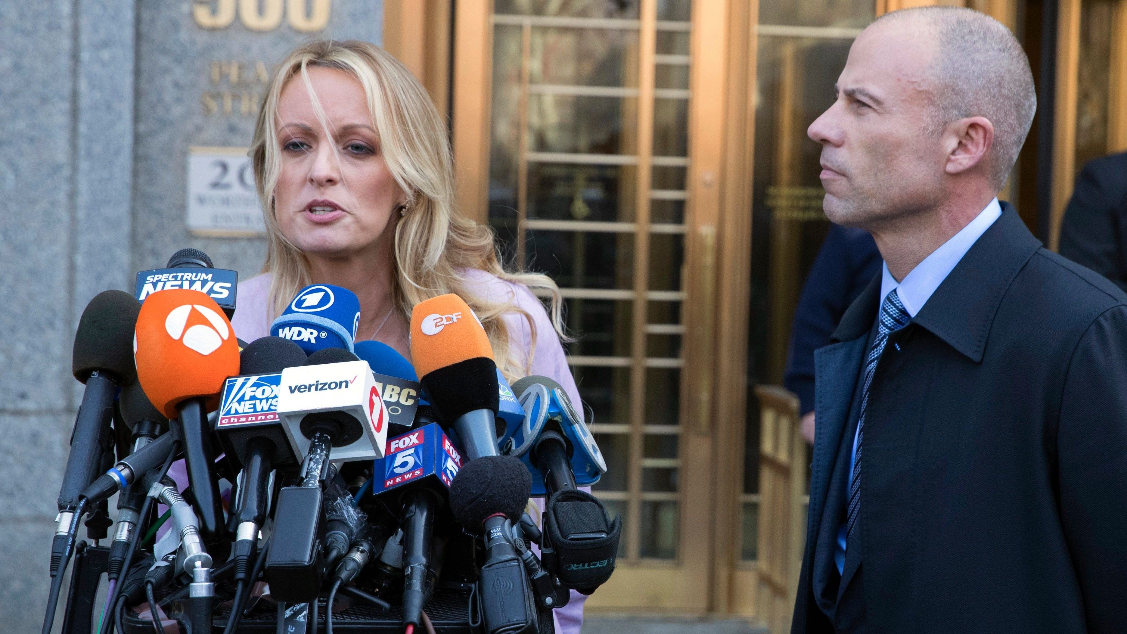 Nữ diễn viên Stormy Daniels trả lời báo chí sau phiên điều trần Cohen, đứng cạnh là luật sư riêng Michael Avenatti. Ảnh AP.jpg