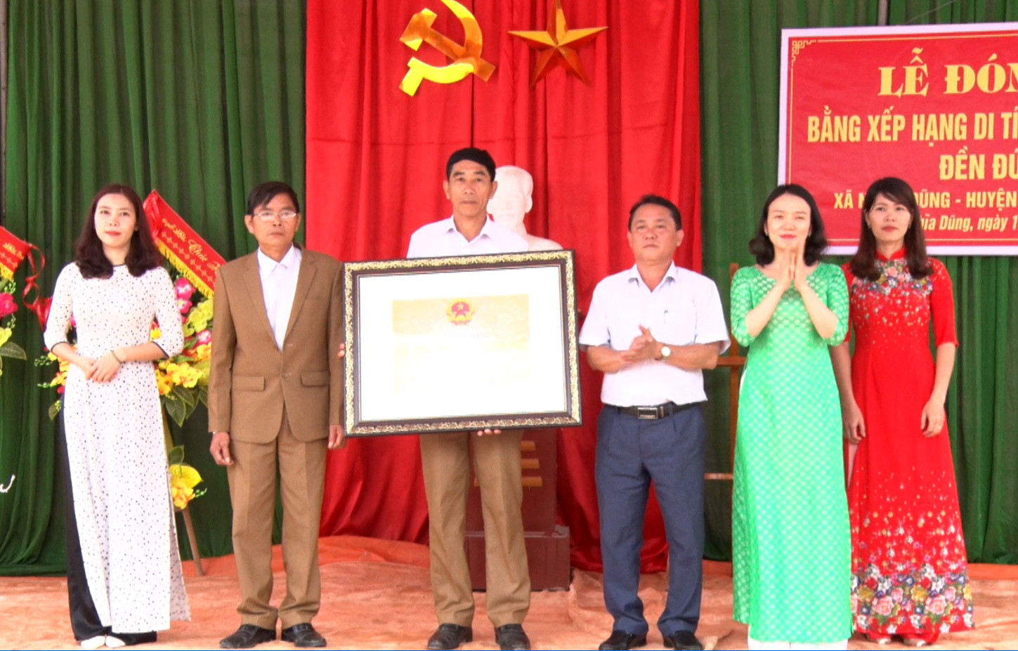 Lãnh đạo Sở VH-TT tỉnh Nghệ An trao Bằng công nhận di tích lịch sử cấp tỉnh cho Đền Đức Ông. Ảnh: Như Lành