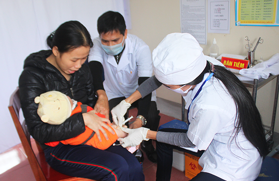 Khám chữa bệnh tại Trạm y tế xã Khánh Sơn. Ảnh: tư liệu