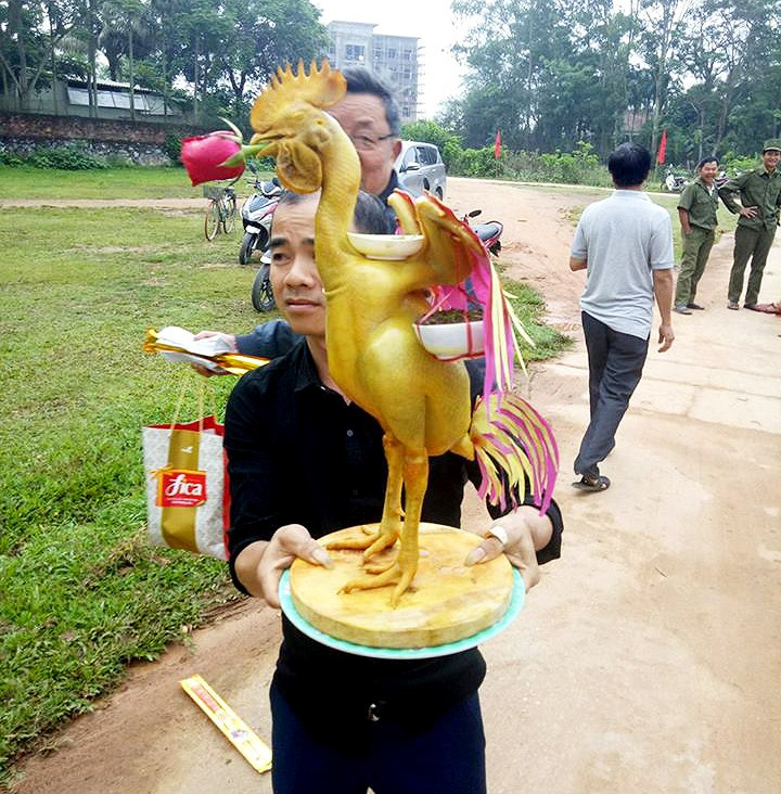 Một con gà cỗ độc đáo của người dân đi dâng lễ tại đền bà Chúa (Thanh Chương)