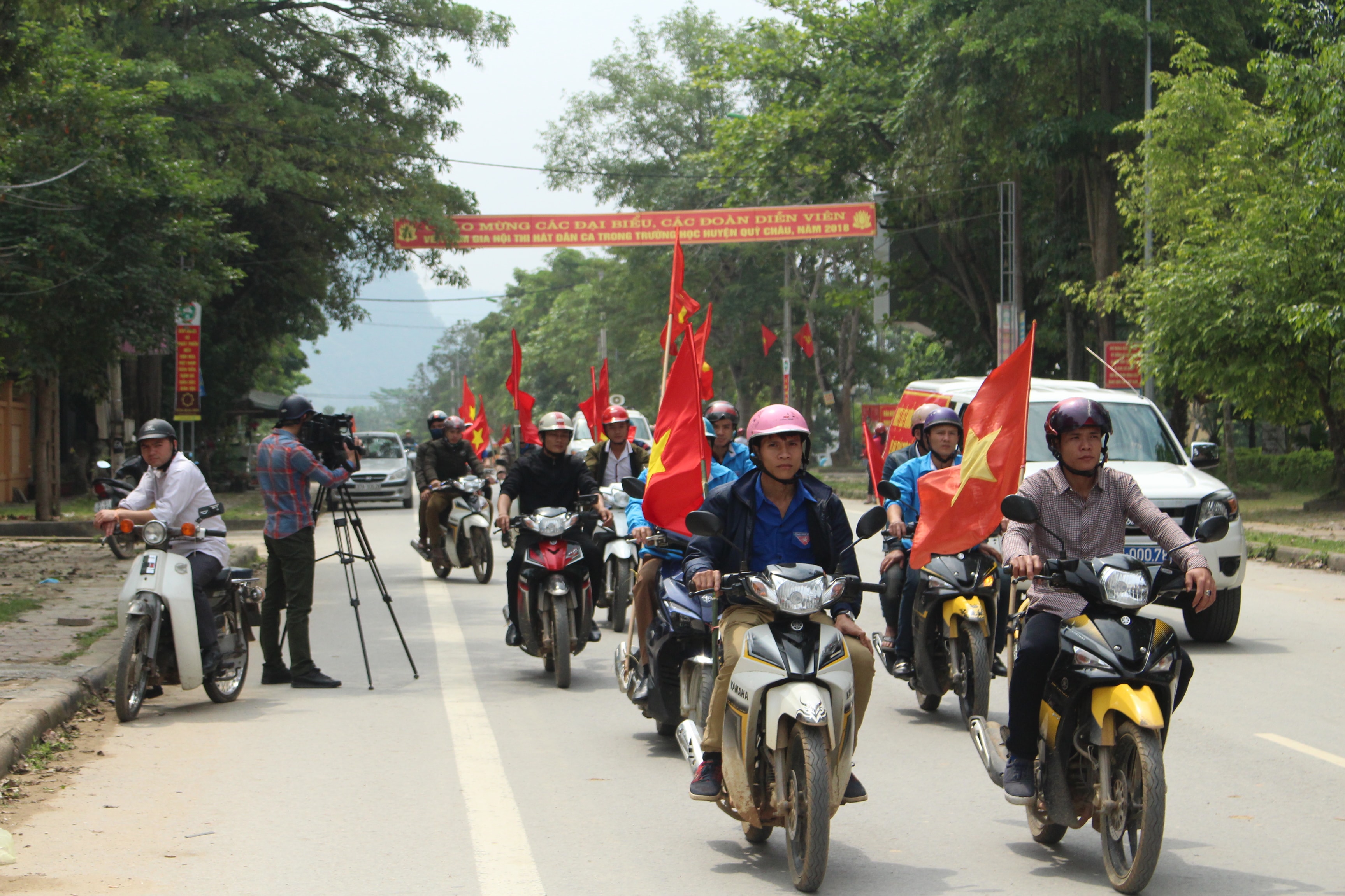 Lực lượng ĐVTN tham gia diễu hành trong lễ phát động. Ảnh Lương Nga