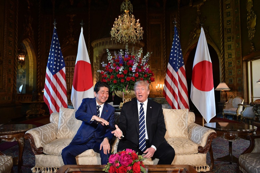 Tổng thống Mỹ Donald Trump và Thủ tướng Nhật Bản Shinzo Abe tại Mar-a-Lago, Florida. Ảnh: Getty