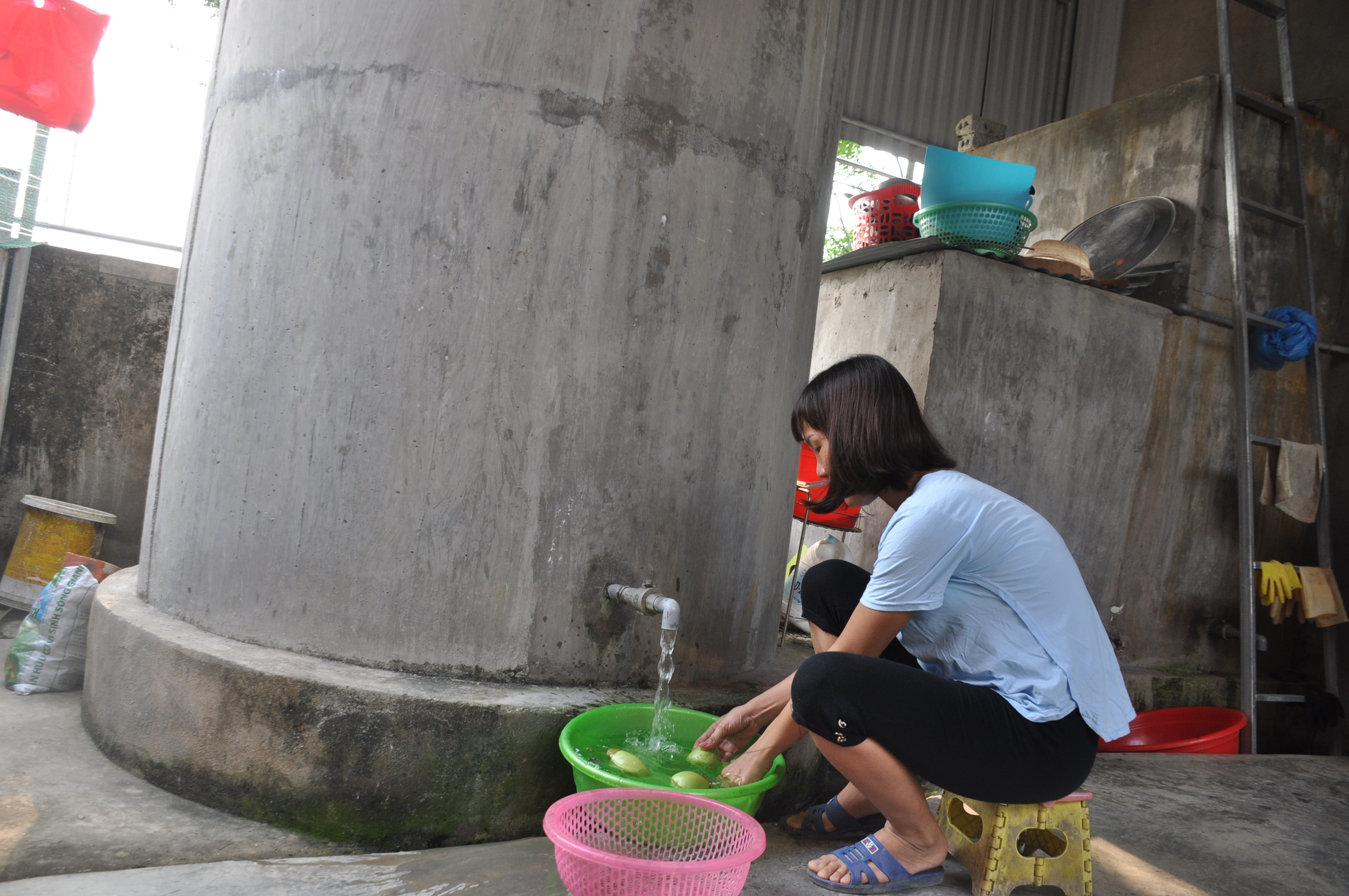 Nhờ vốn vay ngân hàng chính sách, chị Nguyễn Thị Hạnh ở xóm 1, Hưng Mỹ, Hưng Nguyên đầu tư công trình nước sạch hợp vệ sinh. Ảnh: Thu Huyền