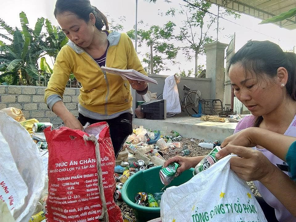 Cán bộ, hội viên Phụ nữ xã Vĩnh Sơn đang phân loại phế liệu gây quỹ giúp hội viên nghèo. Ảnh: Lê Thúy