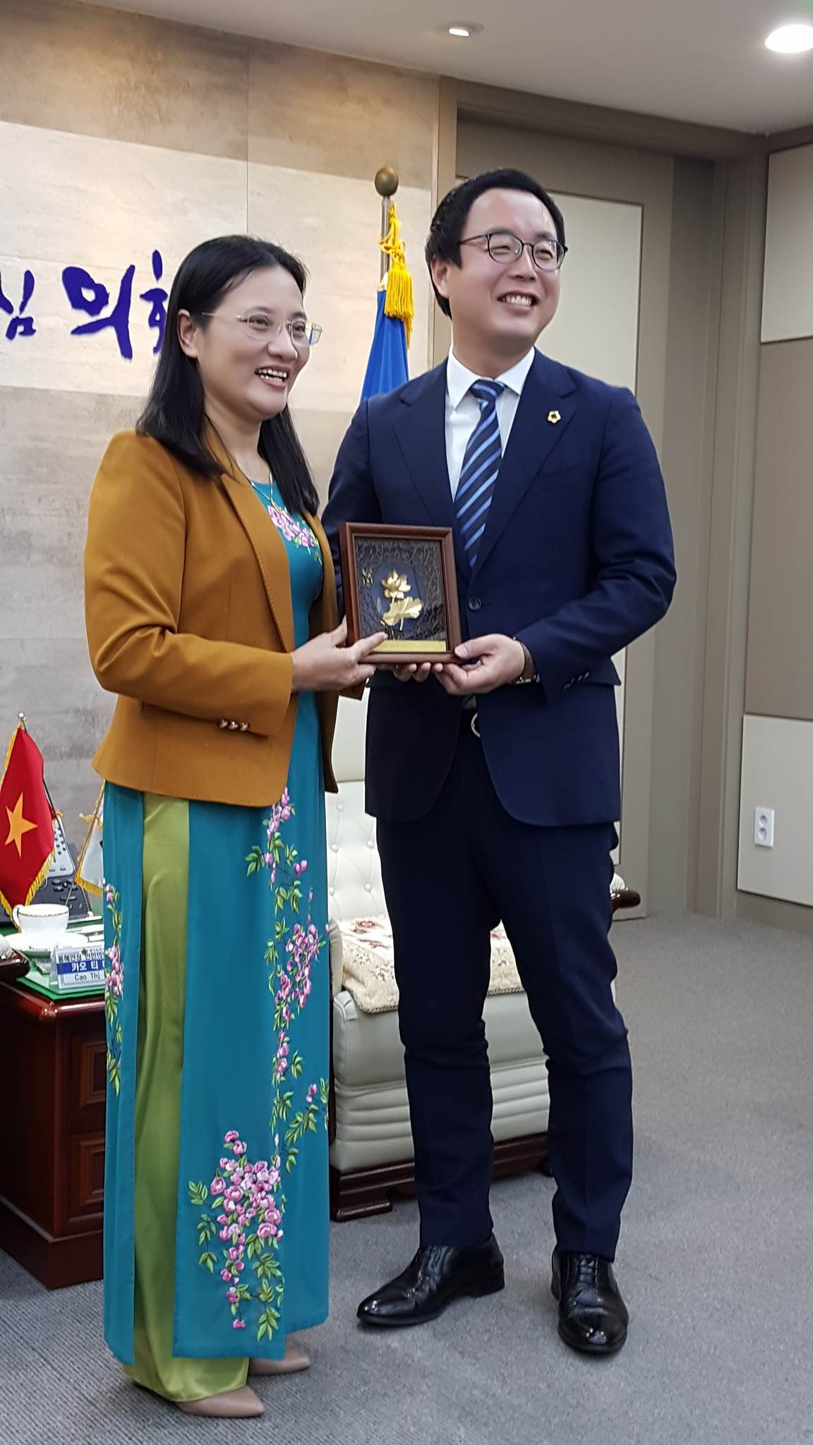 Đồng chí Cao Thị Hiền - Ủy viên BTV Tỉnh ủy, Phó Chủ tịch HĐND tỉnh Nghệ An tặng quà lưu niệm cho HĐND tỉnh Gyeonggi. Ảnh: 