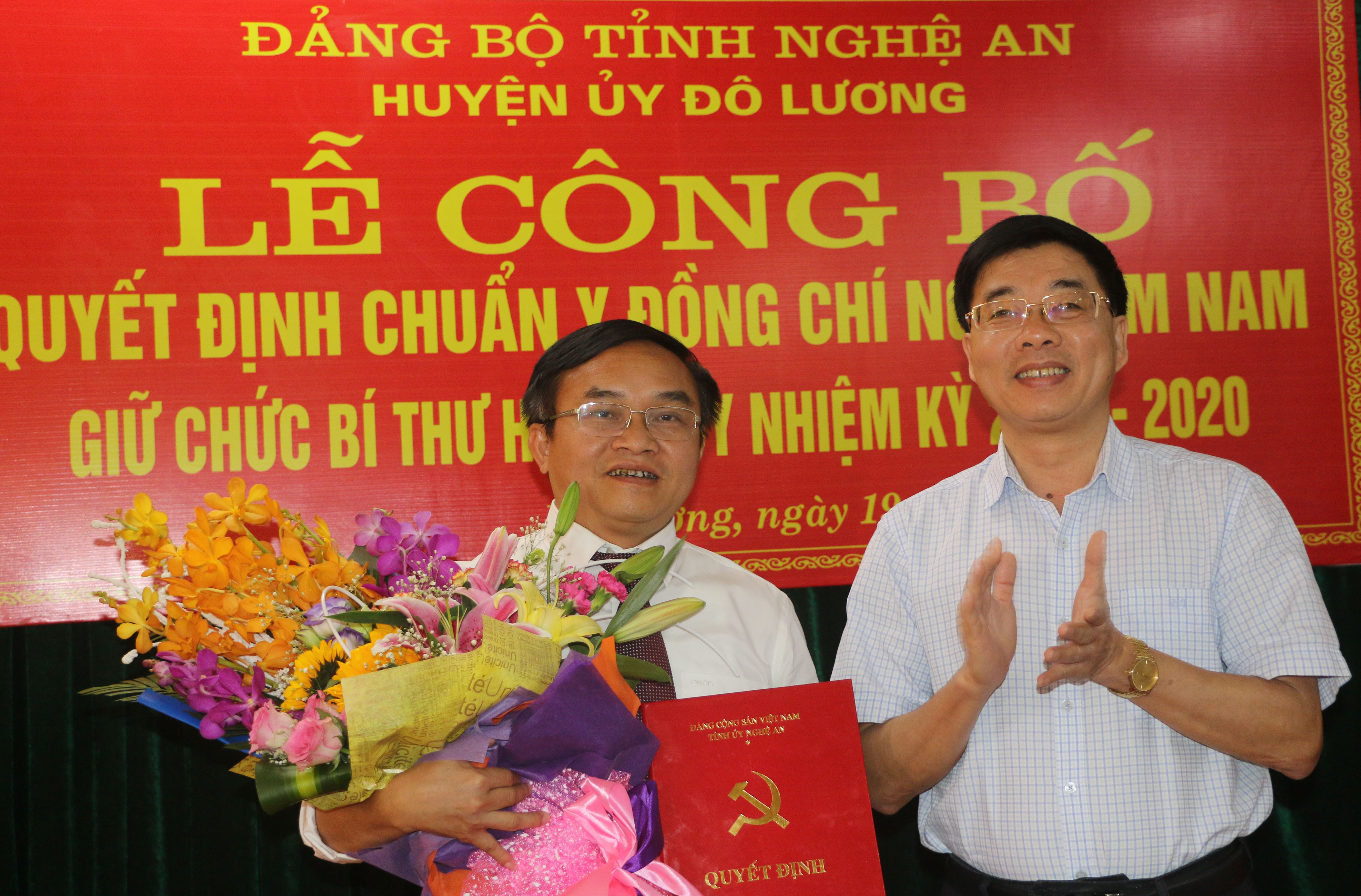 Đồng chí Nguyễn Văn Thông – Phó Bí thư Tỉnh ủy trao quyết định bổ nhiệm đồng chí Ngọc Kim Nam – Bí thư huyện ủy Đô Lương nhiệm kỳ 2015-2020