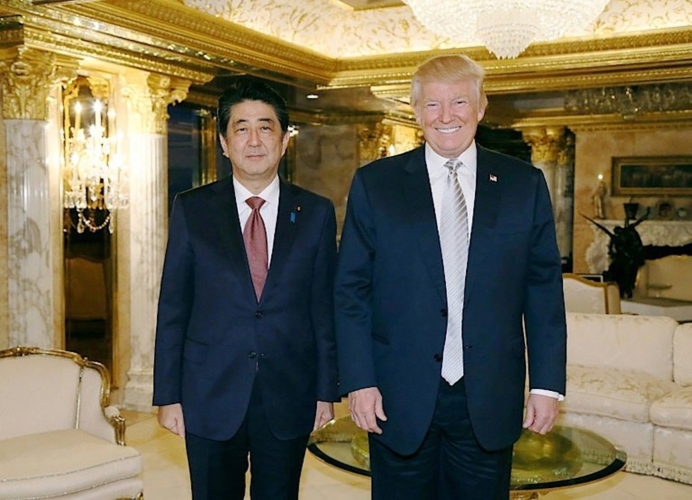 Thủ tướng Nhật Bản Shinzo Abe và Tổng thống Mỹ Donald Trump. Ảnh: AP