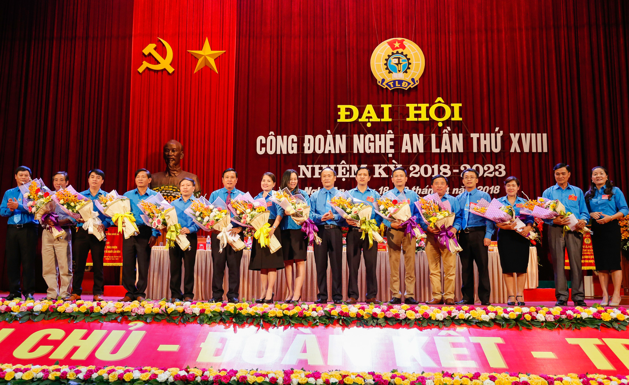 Chủ tịch LĐLĐ tỉnh Nguyễn Tử Phương tặng hoa cho các Ủy viên BCH Công đoàn Nghệ An khóa XVII, nhiệm kỳ 2013 - 2018 không tiếp tuc tham gia kháo mới. Ảnh: Đức Anh