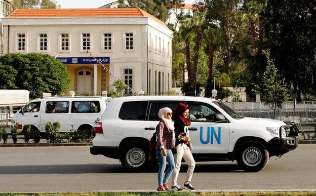 Xe của Liên Hợp Quốc chở các nhà điều tra của OPCW được nhìn thấy ở Damascus (Ảnh: Reuters)