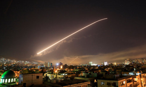 Tên lửa phòng không Syria phóng lên bầu trời Damascus sáng ngày 14/4. Ảnh: AP.
