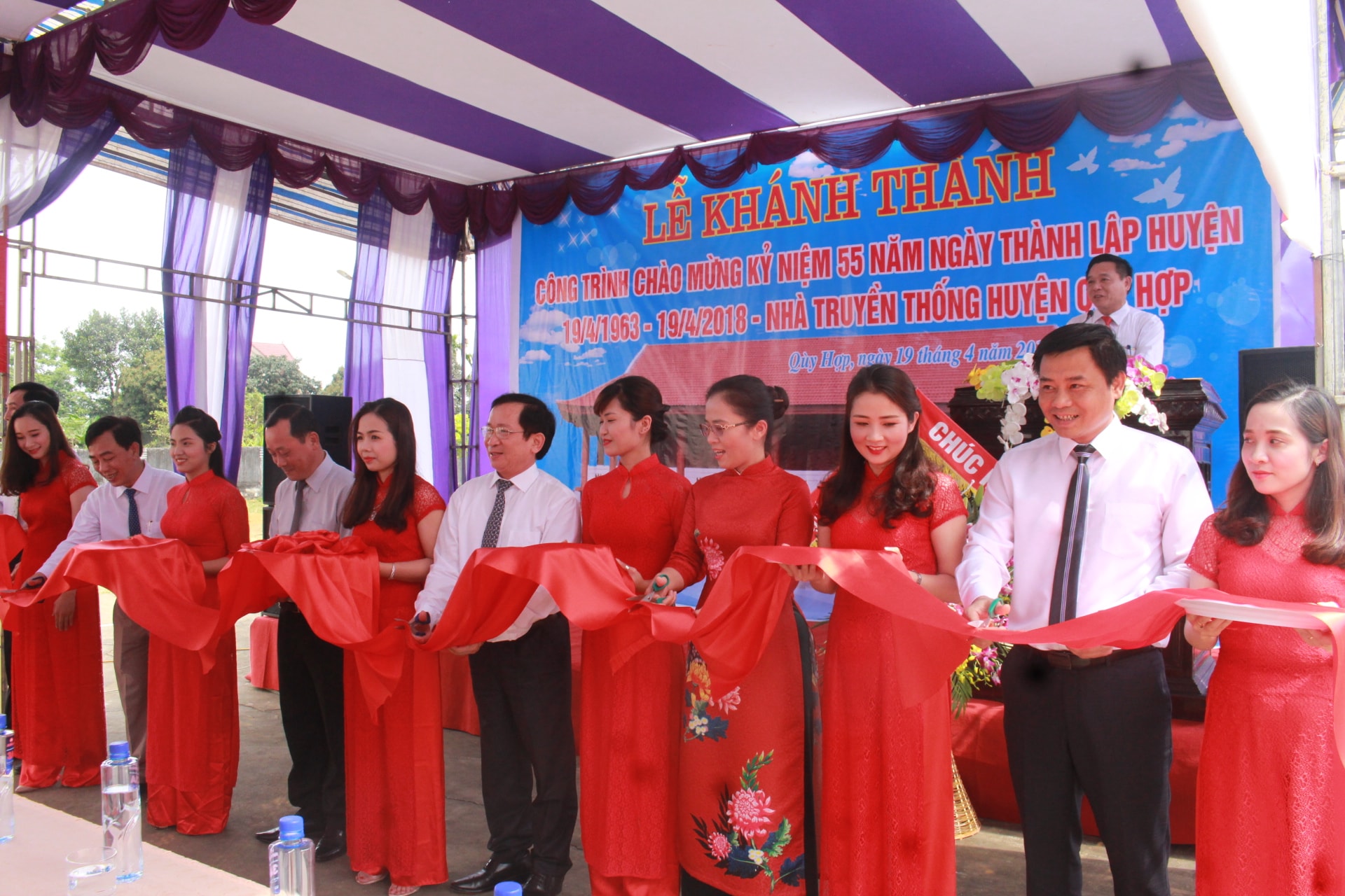 Các đại biểu cắt băng khánh thành Nhà truyền thống huyện Quỳ Hợp. Ảnh: Phan Giang