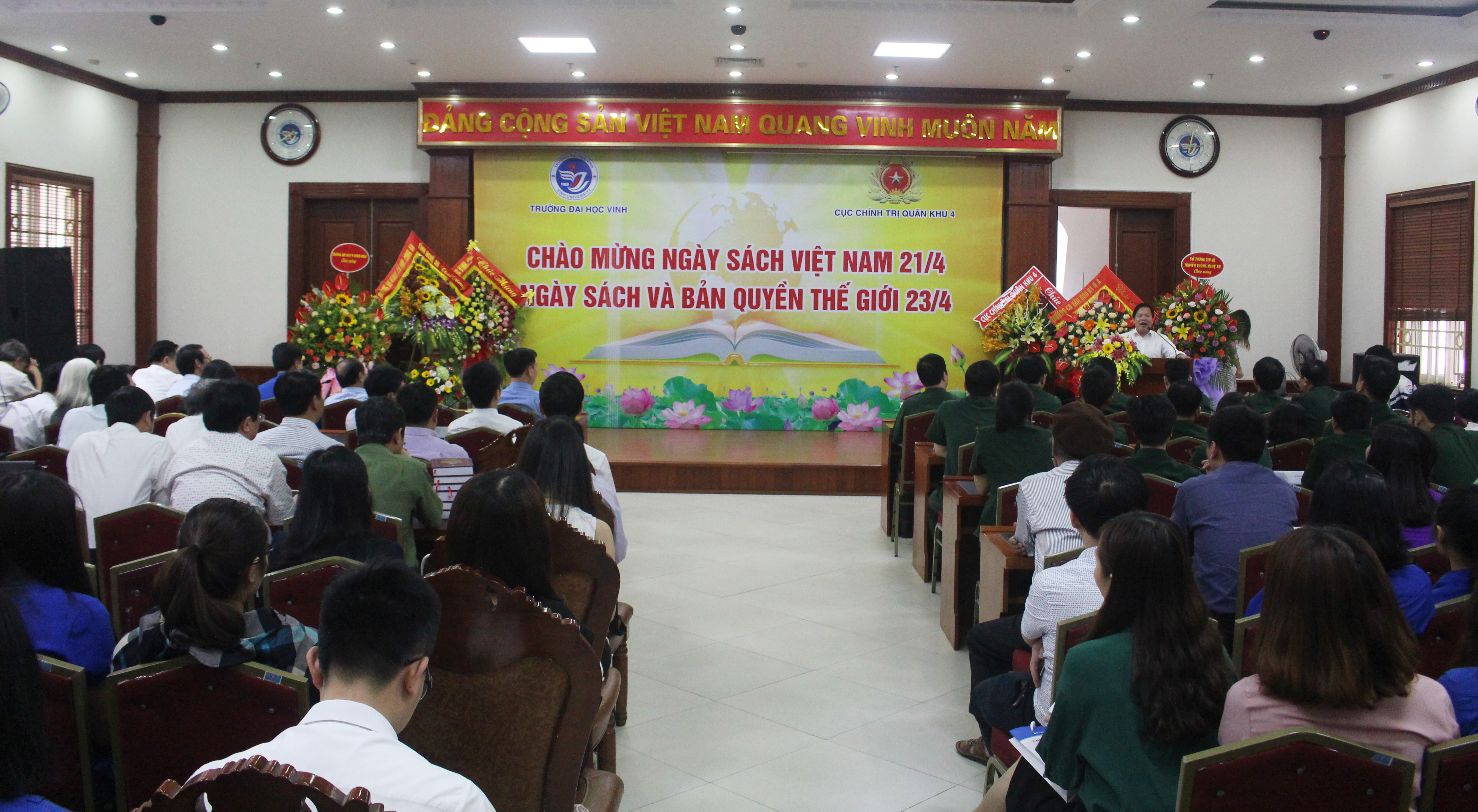 Trường đại hội Vinh phối hợp với Cục chính trị Quân khu 4 tổ chức tọa đàm chào mừng ngày sách Việt Nam. Ảnh: Phương Thảo
