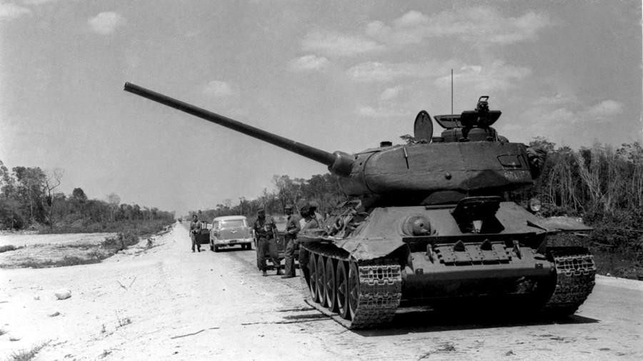 Xe tăng của lực lượng vũ trang Cuba gần địa điểm xảy ra sự kiện Vinh Con lợn ngày 19/4/1961. Ảnh: Reuters