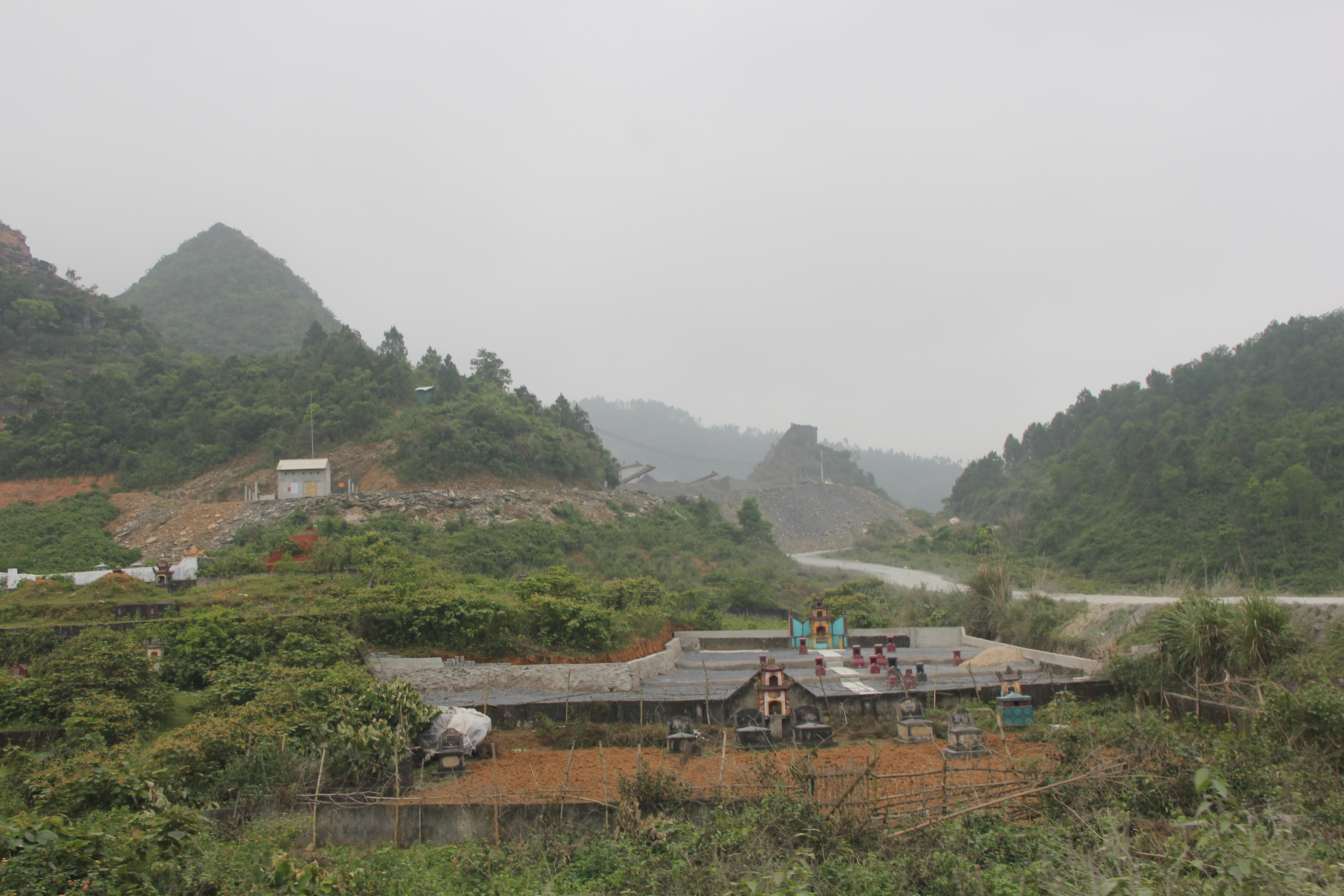 l Một trong 3 mỏ đá đang hoạt động trên địa bàn xã Trù Sơn (Đô Lương).