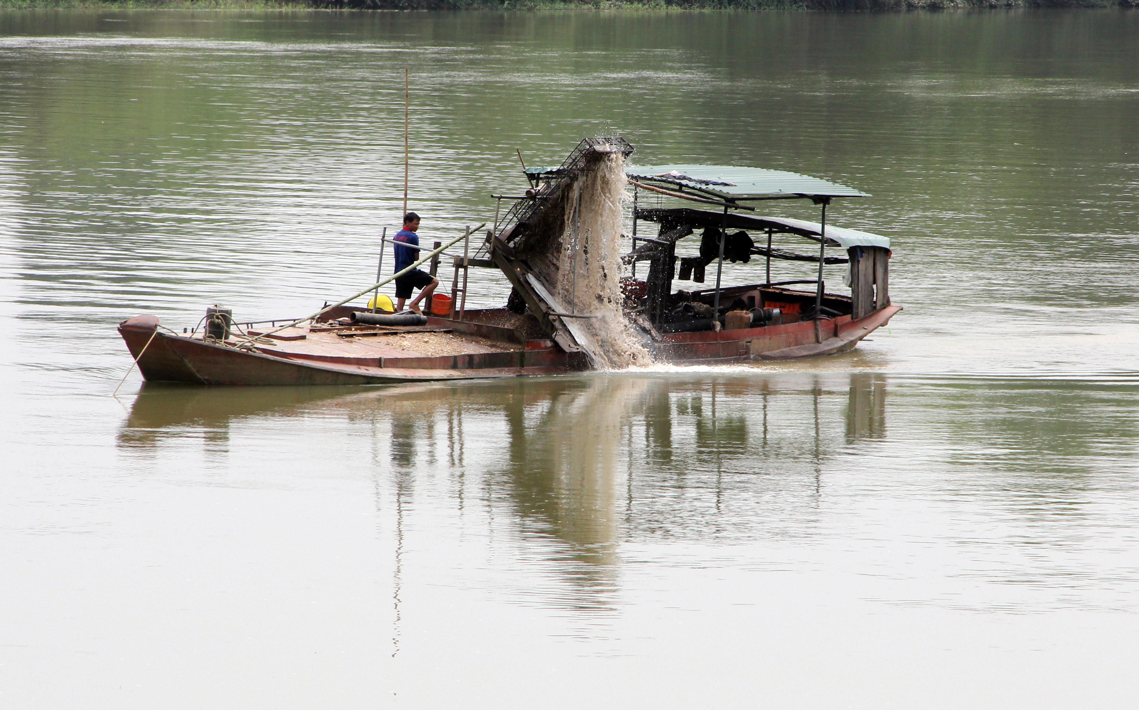 Việc cát tặc hoành hành trên sông Lam đang gây ra rất nhiều hệ lụy. Ảnh: Hồ Phương