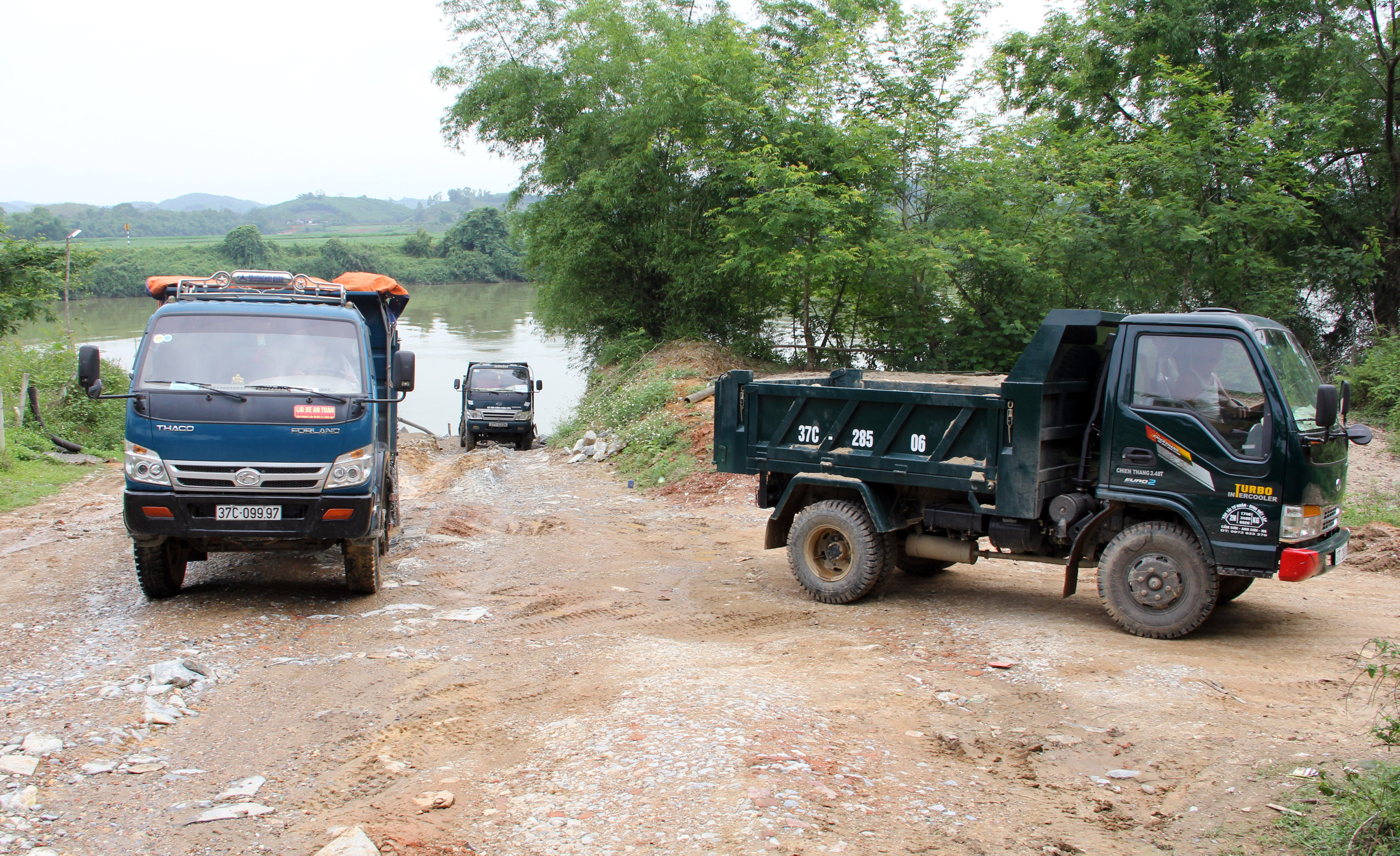 Lượng xe ra vào thu mua cát không phép vẫn hoạt động rầm rộ tại bến cát thuộc xóm 5, xã Cẩm Sơn. Ảnh: Hồ Phương