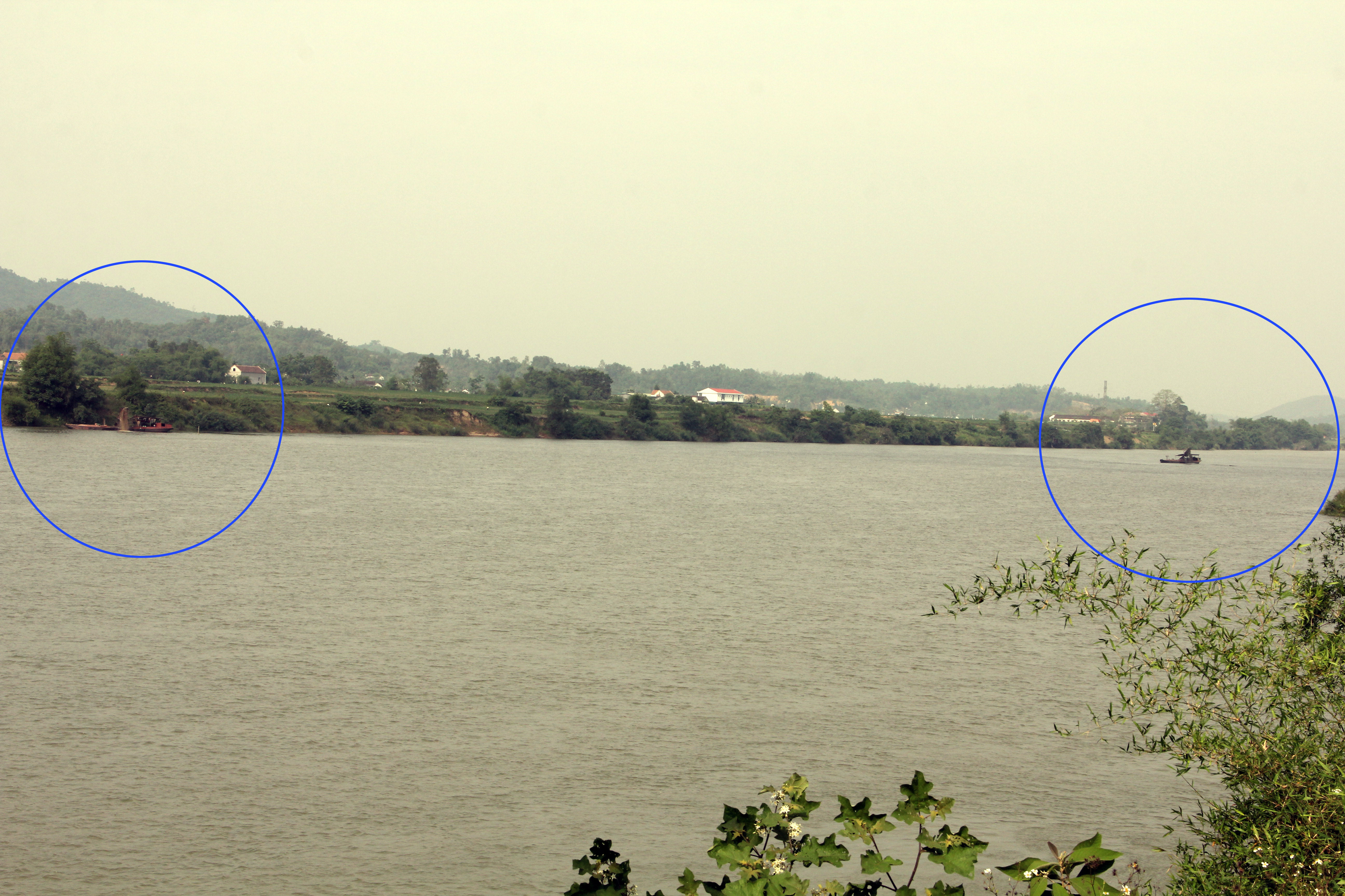 Hai chiếc tàu lậu đang hút cát tại xã Khai Sơn, huyện Anh Sơn vào chiều ngày 18/4 vừa qua. Ảnh: Hồ Phương