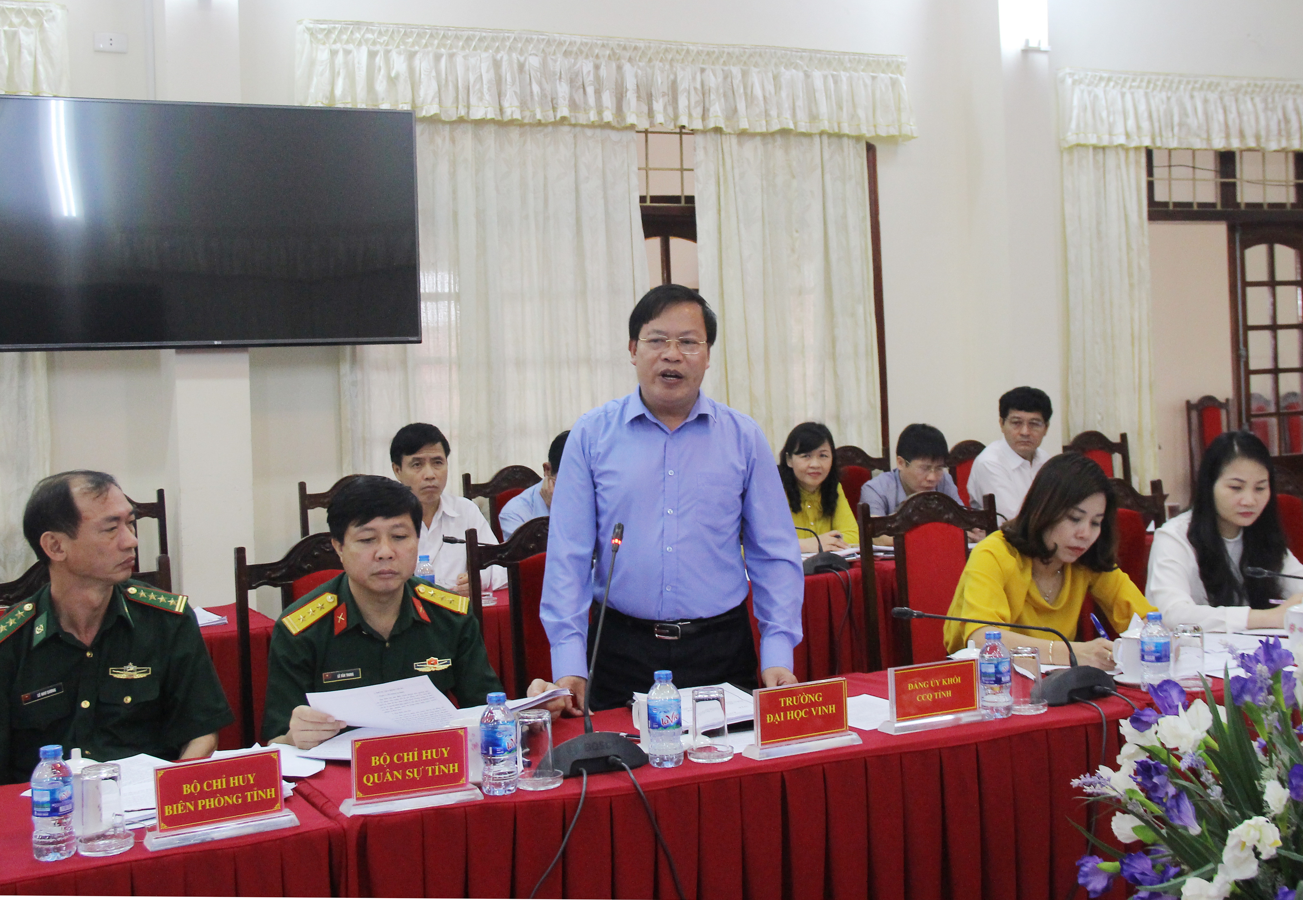 Bí thư Đảng ủy, Hiệu trưởng Trường đại học Vinh tham gia ý kiến tại hội thảo. Ảnh: Mai Hoa