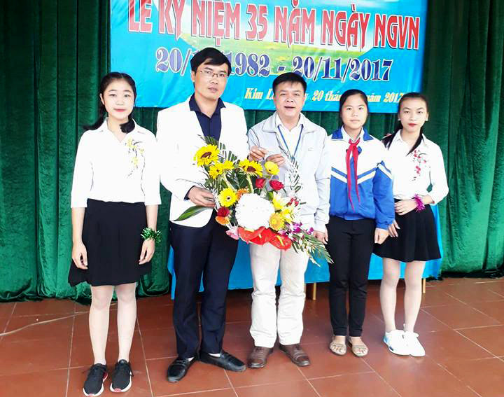 Thầy giáo Nguyễn Vương Linh và các học trò. ảnh - NVCC