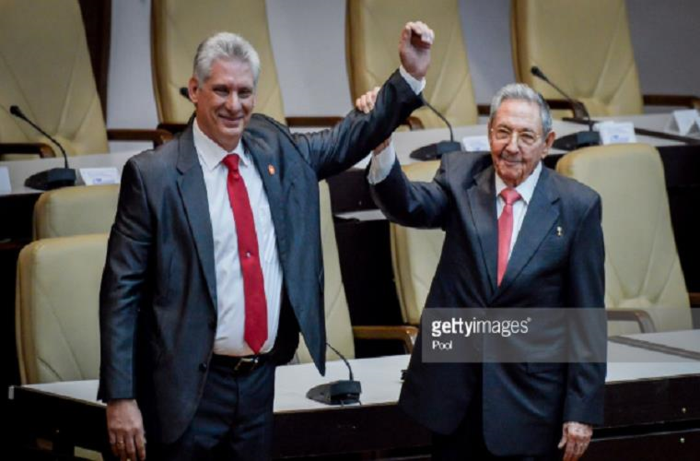 Trong phiên bỏ phiếu tại Quốc hội Cuba khóa IX ngày 19/4, với 99,8% số phiếu ủng hộ, ông Miguel Diaz-Canel (trái) đã chính thức được bầu làm Chủ tịch Hội đồng Nhà nước kiêm Chủ tịch Hội đồng Bộ trưởng Cuba nhiệm kỳ 2018-2023. 