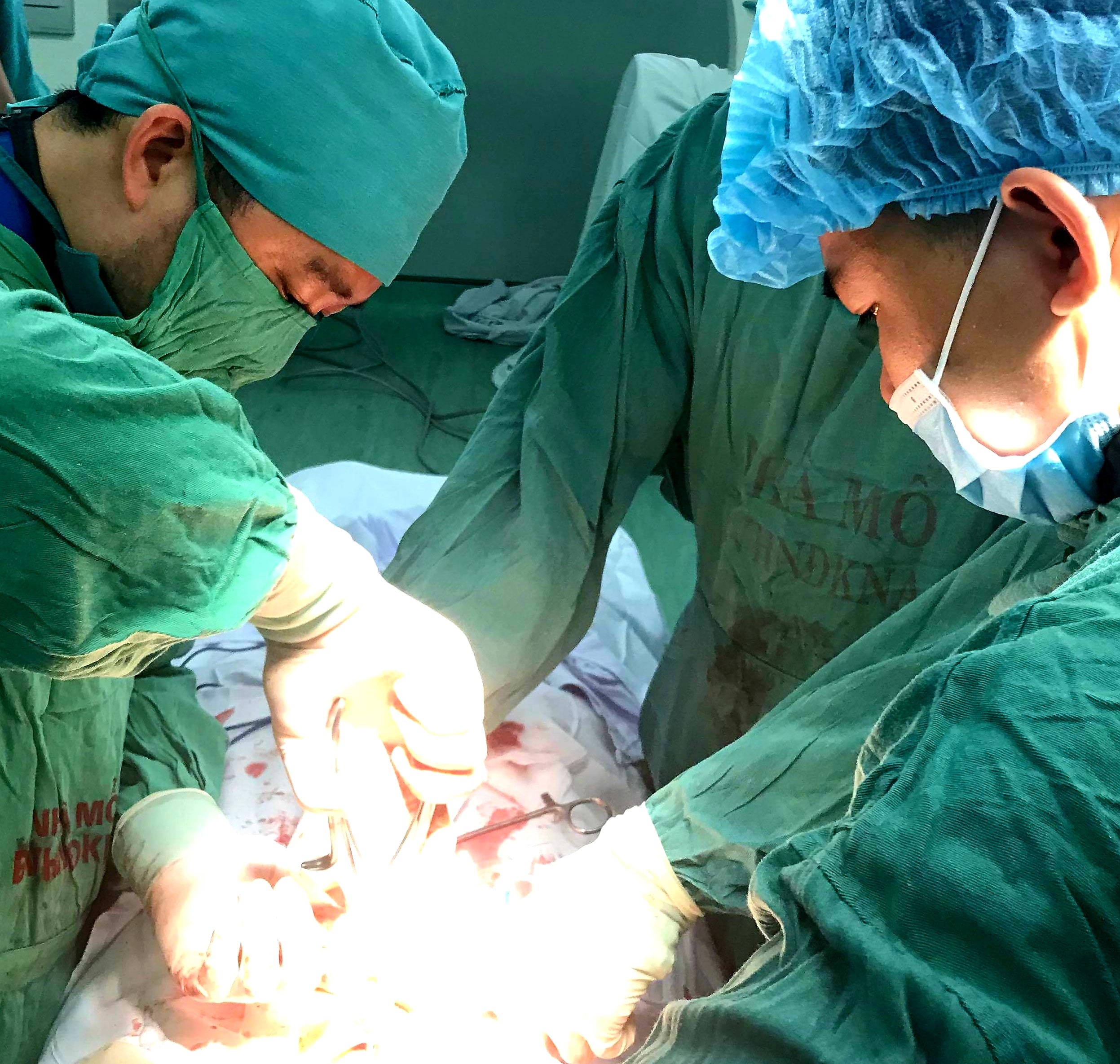 Các bác sĩ Bệnh viện HNĐK phẫu thuật cho bệnh nhân. Ảnh: Hoàng Yến